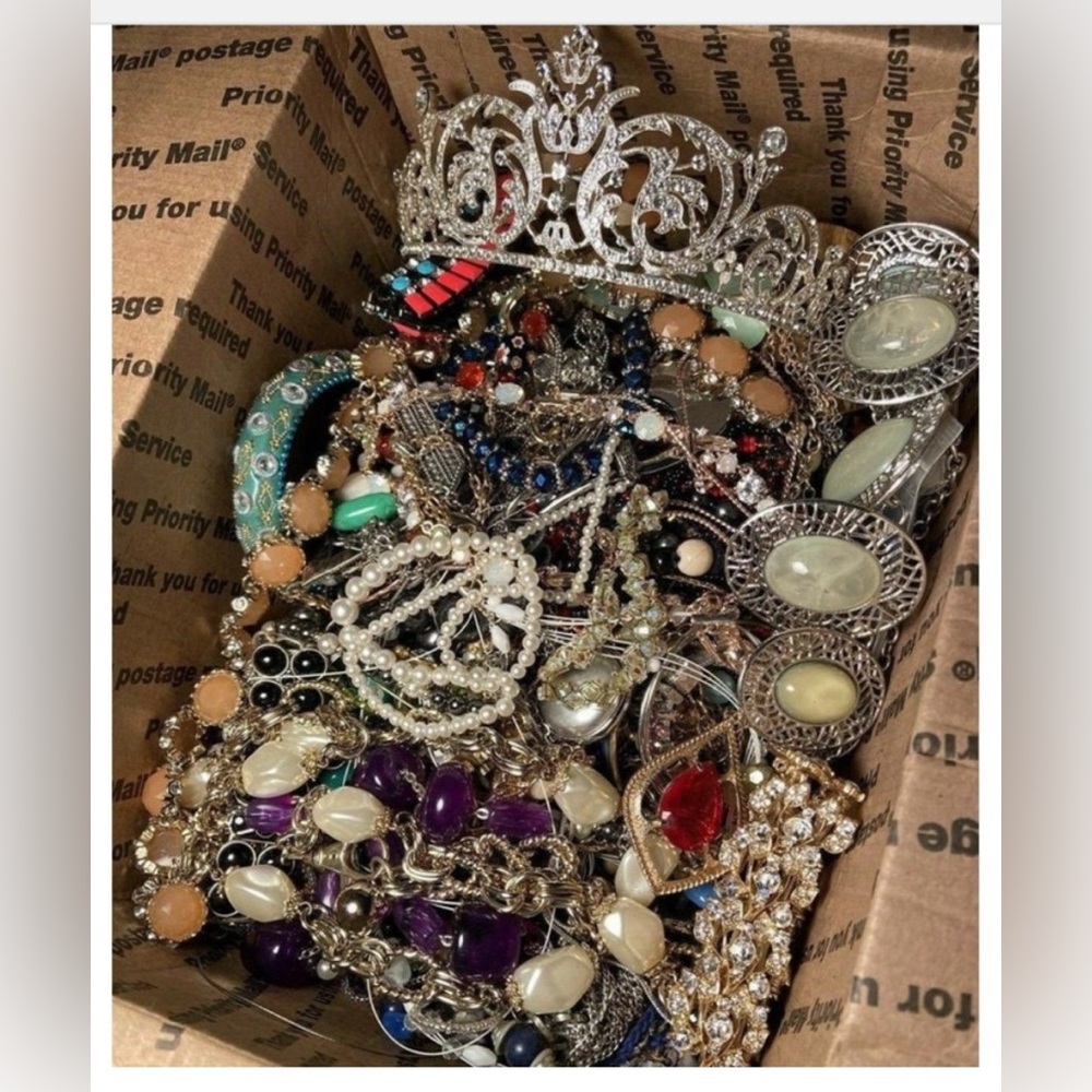 4lbs: unsorted unsearched untested. Mix of Estate/Costume/Vintage 90% wearables